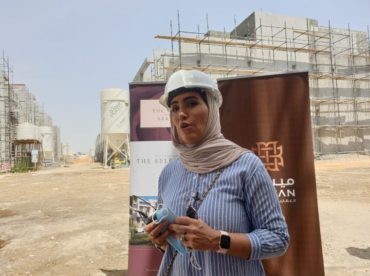 المهندسة سهام الحارثية: تتفقد سير العمل في مشروع روز فليج في مسقط هيلز 2 IMG ٢٠٢٠٠٧١٢ ١٣٠٦٢٥