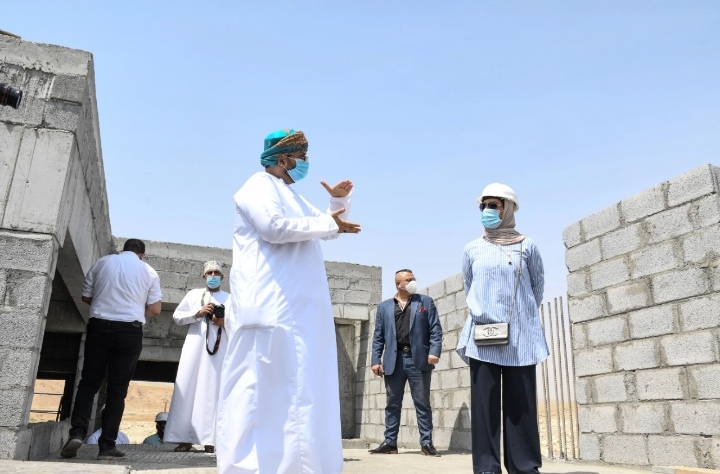 المهندسة سهام الحارثية: تتفقد سير العمل في مشروع روز فليج في مسقط هيلز 4 IMG ٢٠٢٠٠٧١٢ ١٣٠٧٠٣