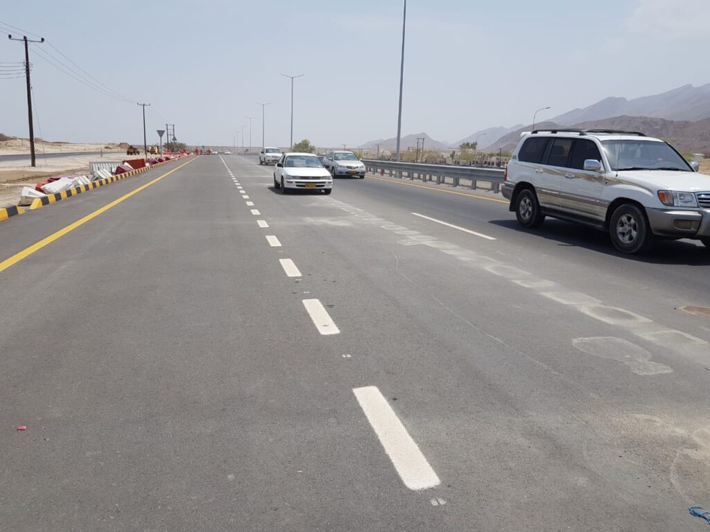 وزارة النقل تفتتح الطريق الرئيسي لمشروع إزدواجية طريق بركاء - نخل بطول ٣٨ كيلومتر 2 IMG 20200804 WA0006