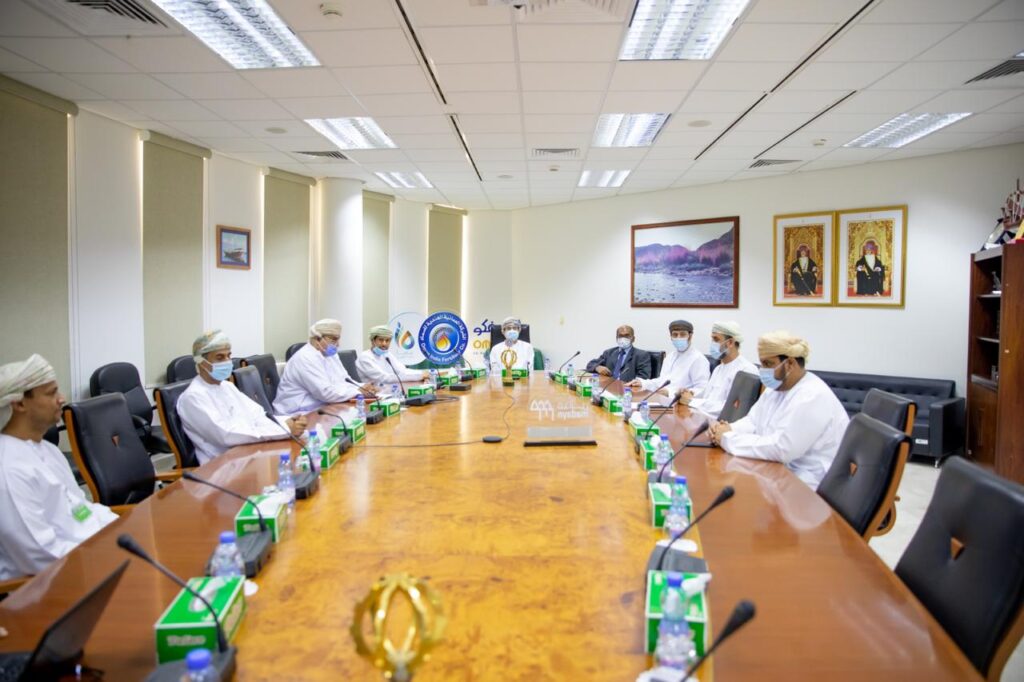 وكيل العمل يزور عدداً من المنشآت بمدينة صور الصناعية ويوجه الشركات بالإحلال وصناعة فرص عمل للمواطنين 2 IMG 20200921 WA0008